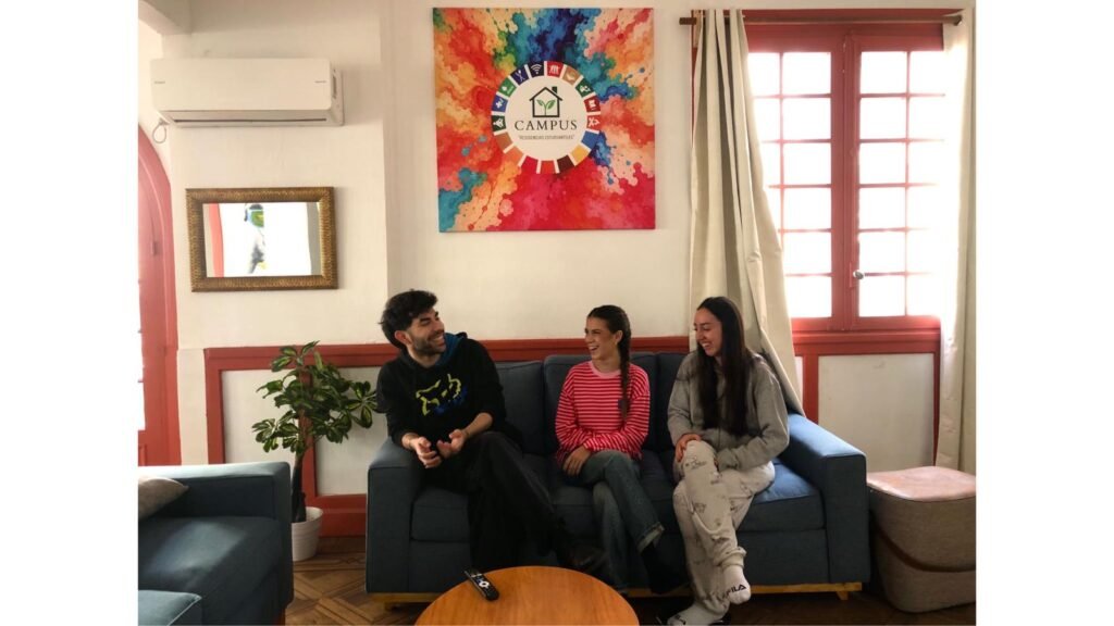 Media tarde en el living. Alguien pasa, se sienta, y la charla se arma sola.
